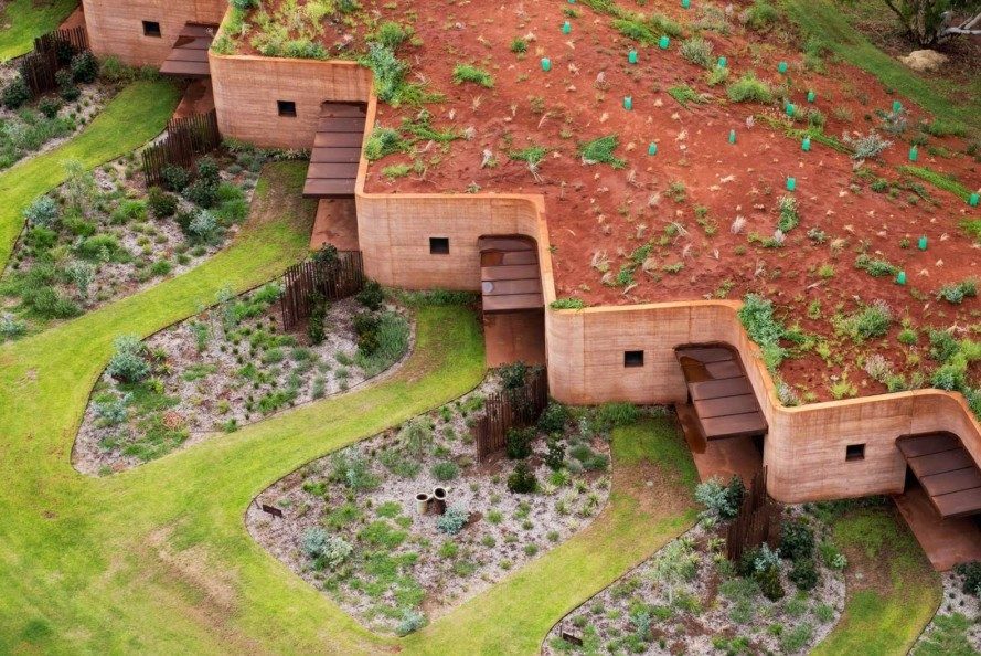 Luigi-Rosselli-Architects-rammed-earth-The-Great-Wall-of-WA-1-889x594-889x594